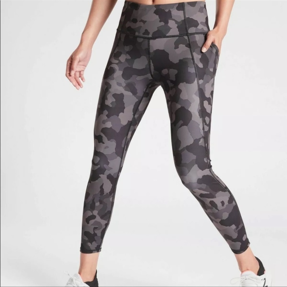 Athleta lightning camo black 7/8 tight leggings medium